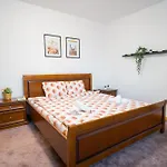 Central Apartment With Skyline View
