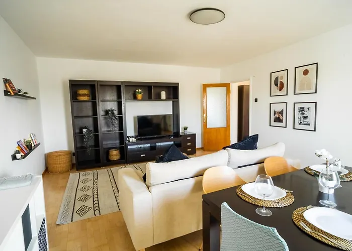 Central Apartment With Skyline View