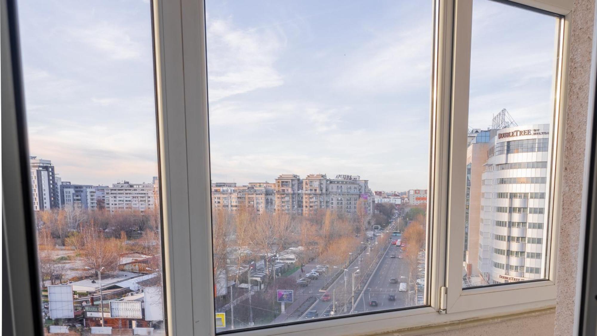 Apartment Central With Skyline View